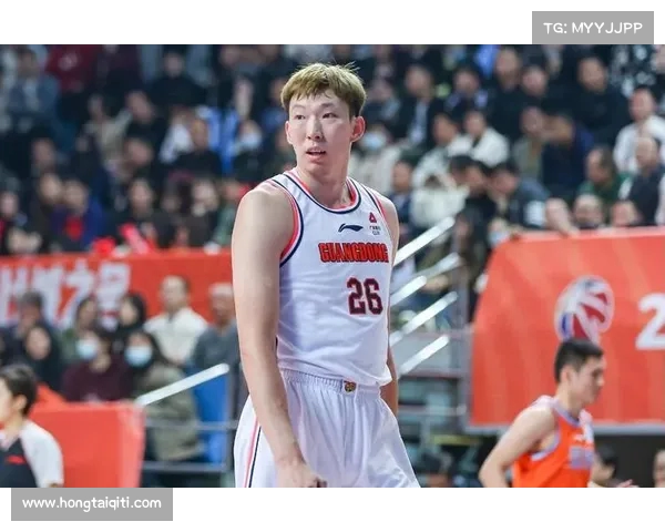 周琦术后恢复良好陪儿子打球 坐场上休息预计八强赛复出